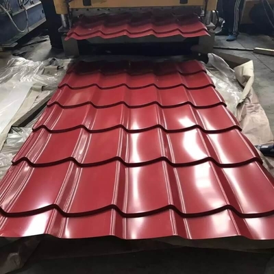 ISO 9001 Red Pre Painted Iron Sheets 610mm Kolorowe pokrycie dachowe z tektury falistej